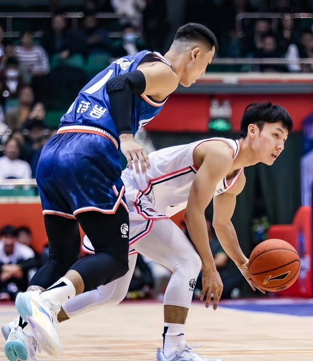 广东篮球联赛中的一场精彩对决点燃全场观众 广东篮球联赛中的一场精彩对决点燃全场观众