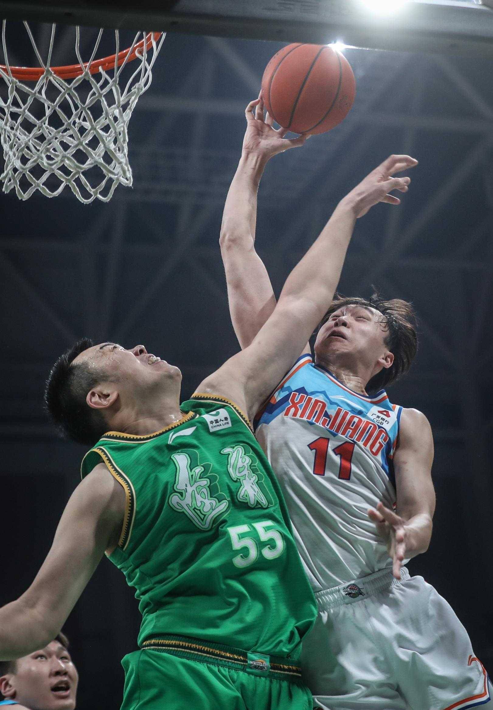 爱体育-一场火爆的球赛中球员力克对手夺得胜利