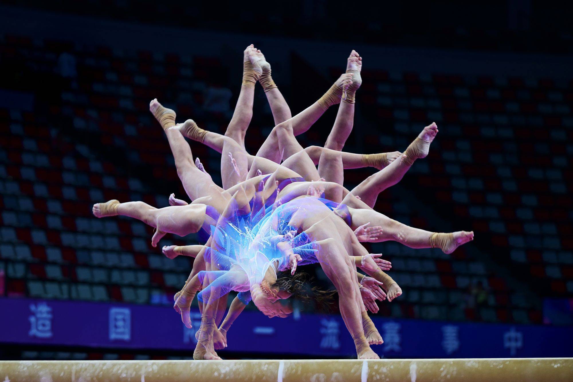 爱体育-体操项目中精彩对决,这位选手表现抢眼