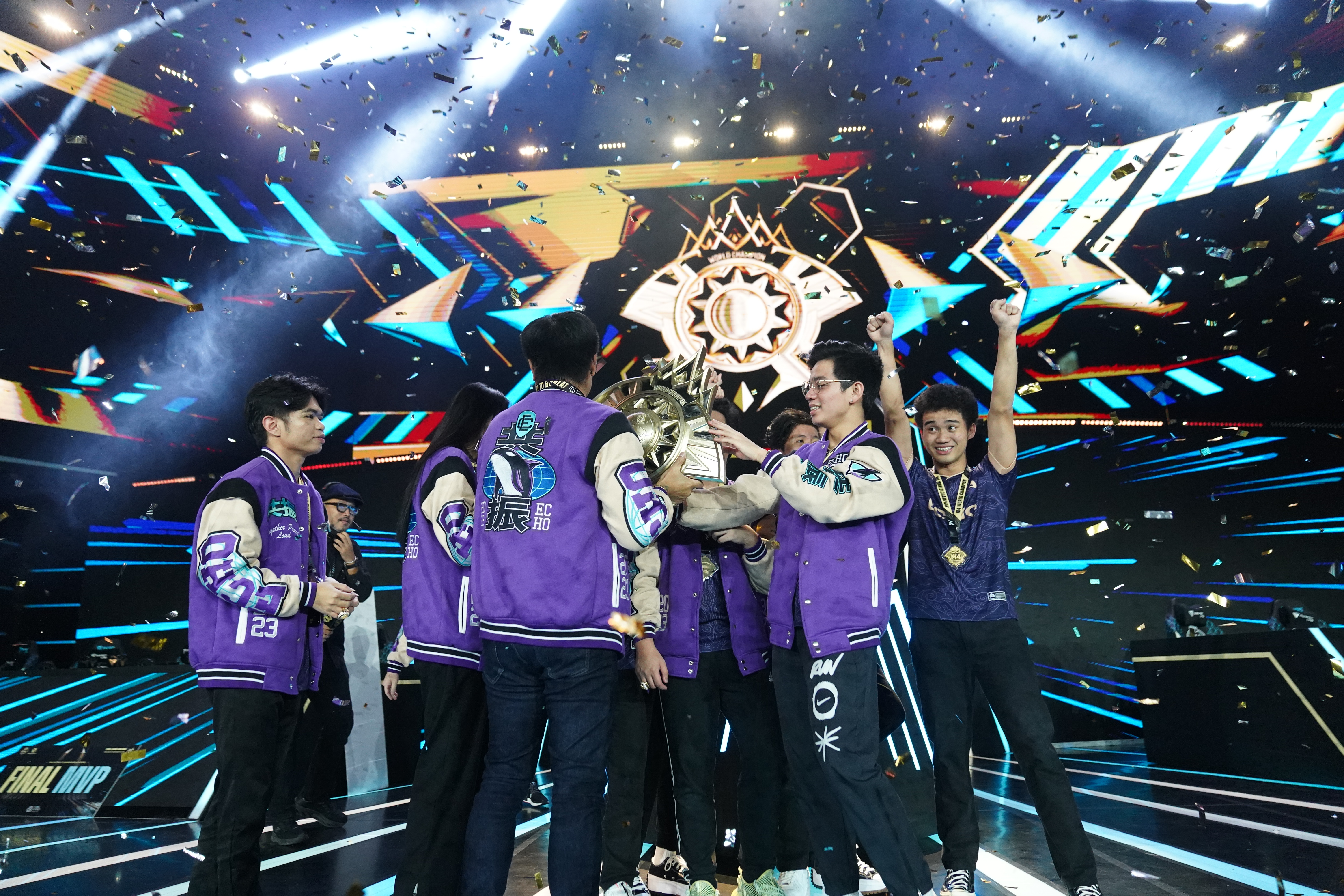 紧张激烈的比赛中，一支实力相当的球队战成了平局