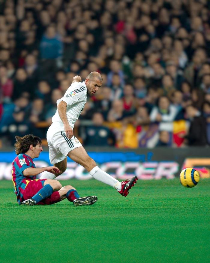 球员们拼死一搏，赢得了球迷的掌声与赞美，精湛球技堪称绝响