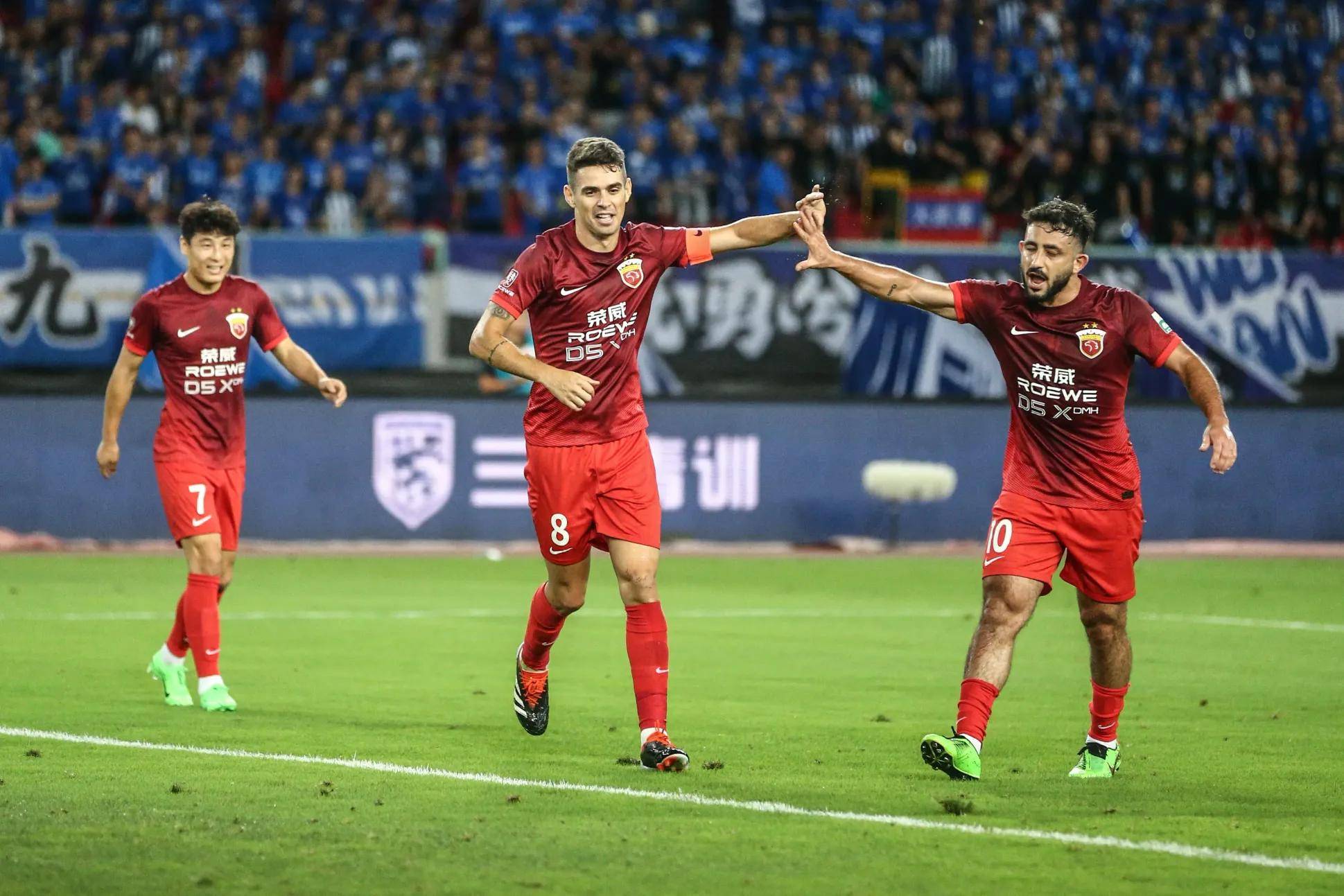 中超强队备战备战决赛,气势如虹 中超强队备战备战决赛,气势如虹