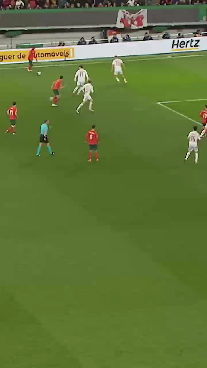 主教练挥手示意,球员打劫补射得手 主教练挥手示意,球员打劫补射得手