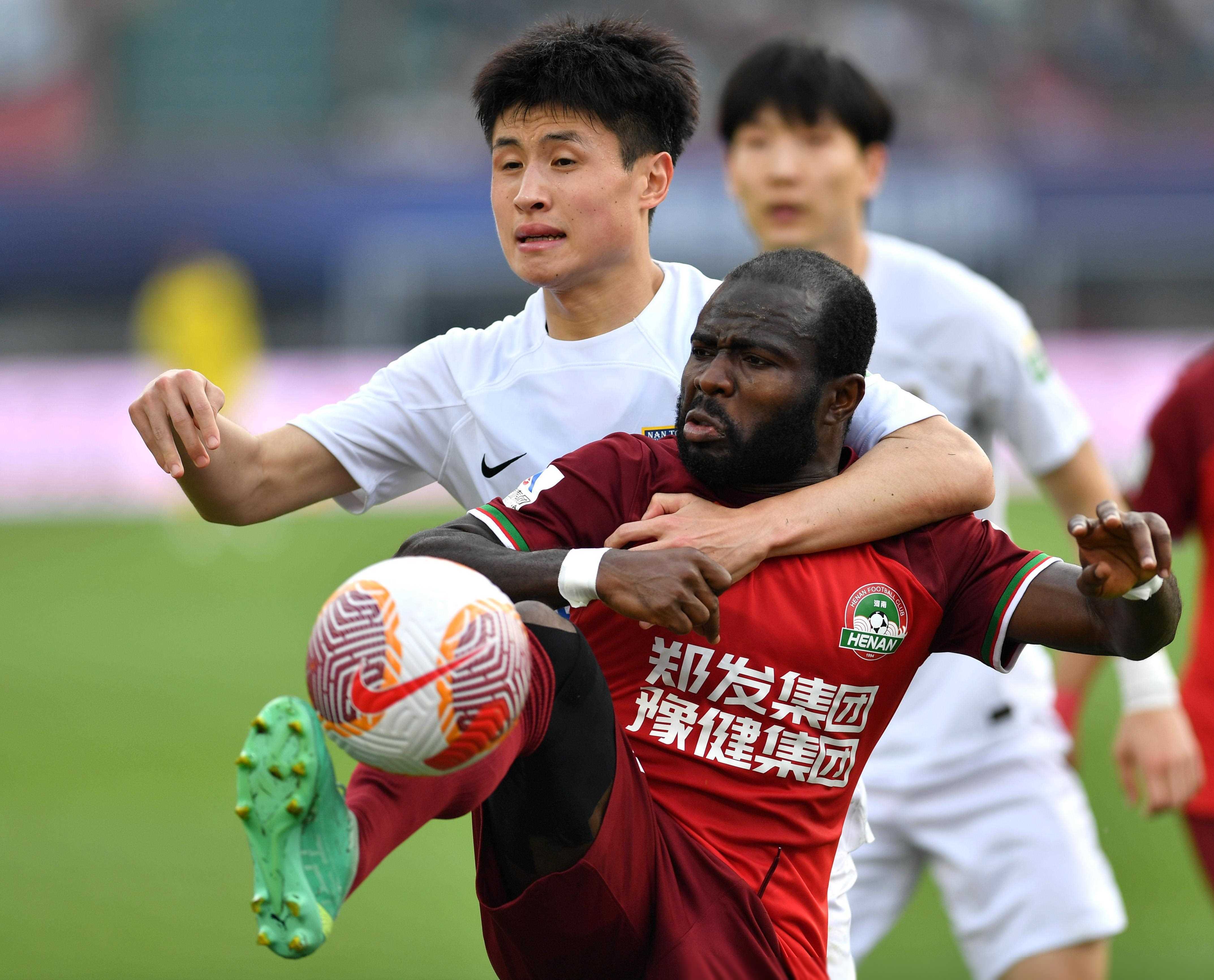 爱体育官方网站-球队在比赛中展现团队合作精神，共同取得胜利