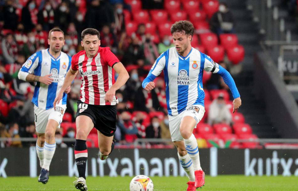 西班牙人队的球员展现了出色的比赛技巧