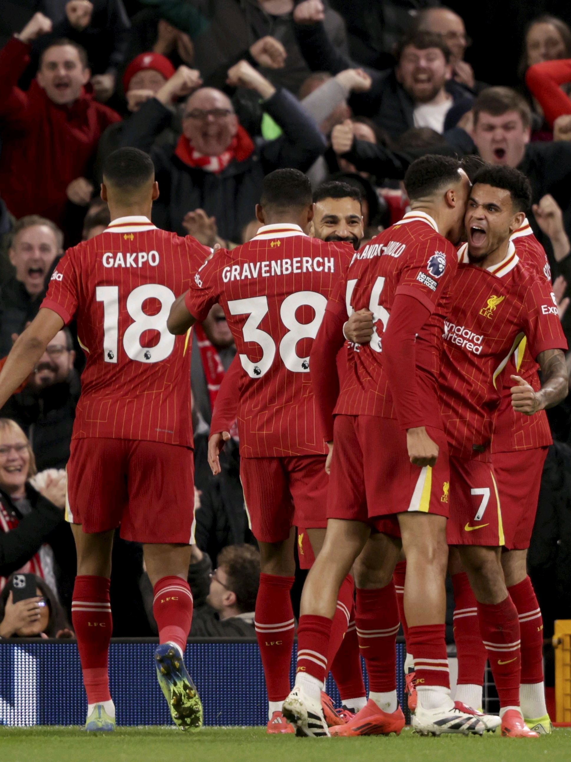 比拼激烈！球队在对决中披荆斩棘