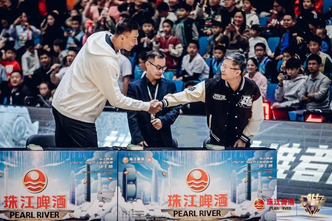 亚洲球王易建联首秀火爆,助阵球队取得胜利 亚洲球王易建联首秀火爆,助阵球队取得胜利