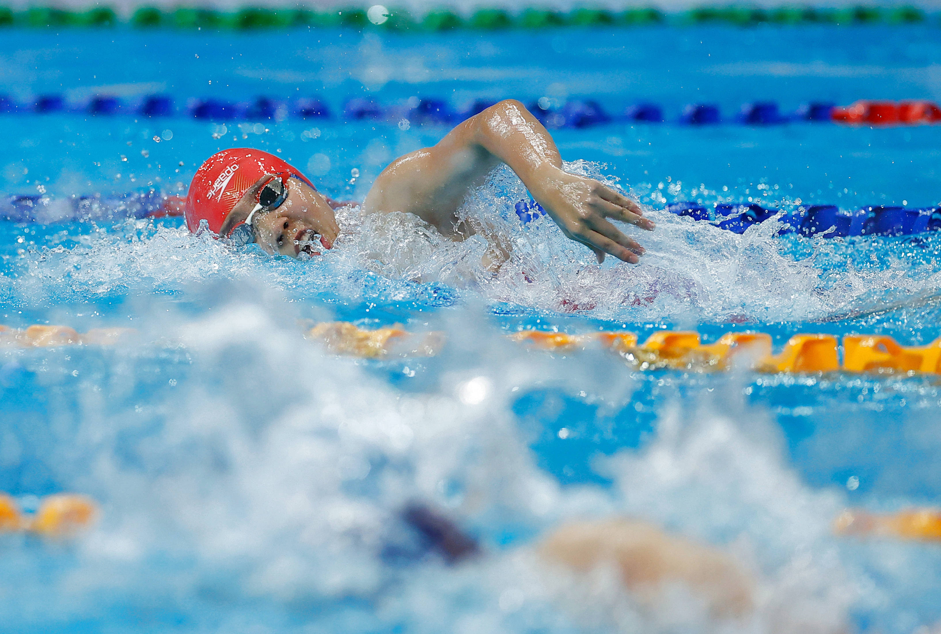 游泳比赛巅峰对决令人热血沸腾