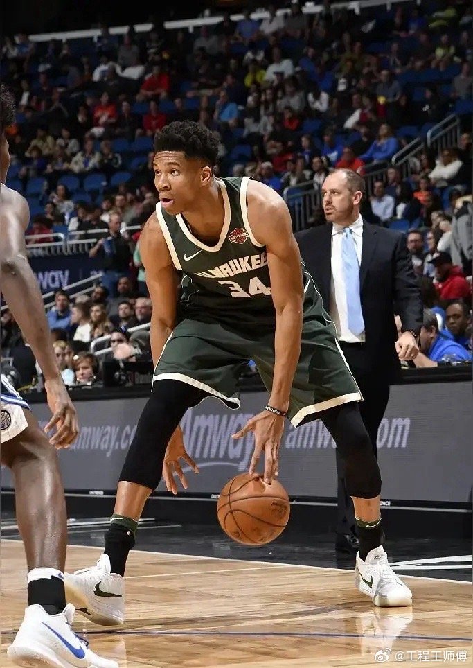 雄鹿主力受伤,球队强度减弱 雄鹿主力受伤,球队强度减弱