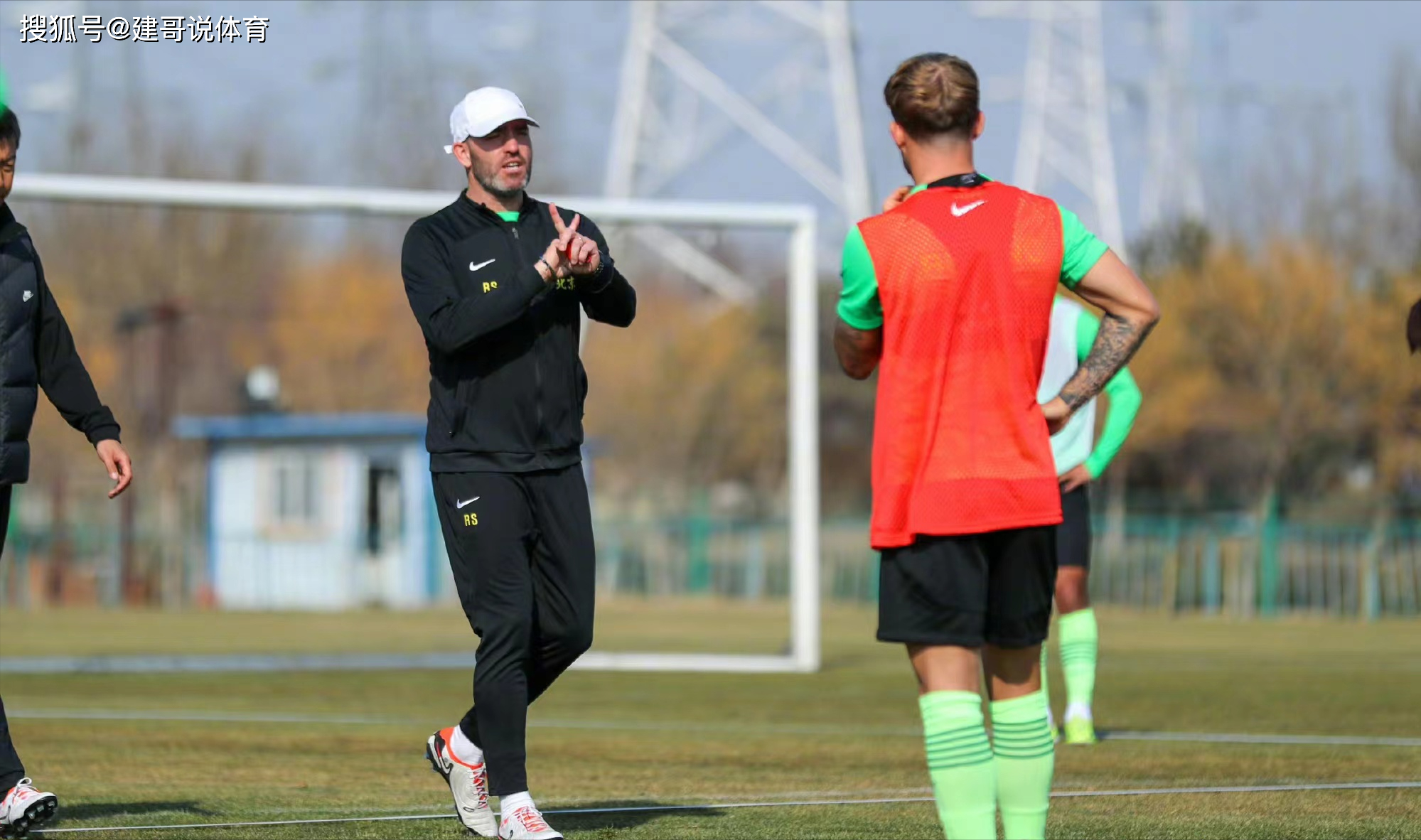 爱体育-名宿球员宣布退役,球迷泪洒赛场