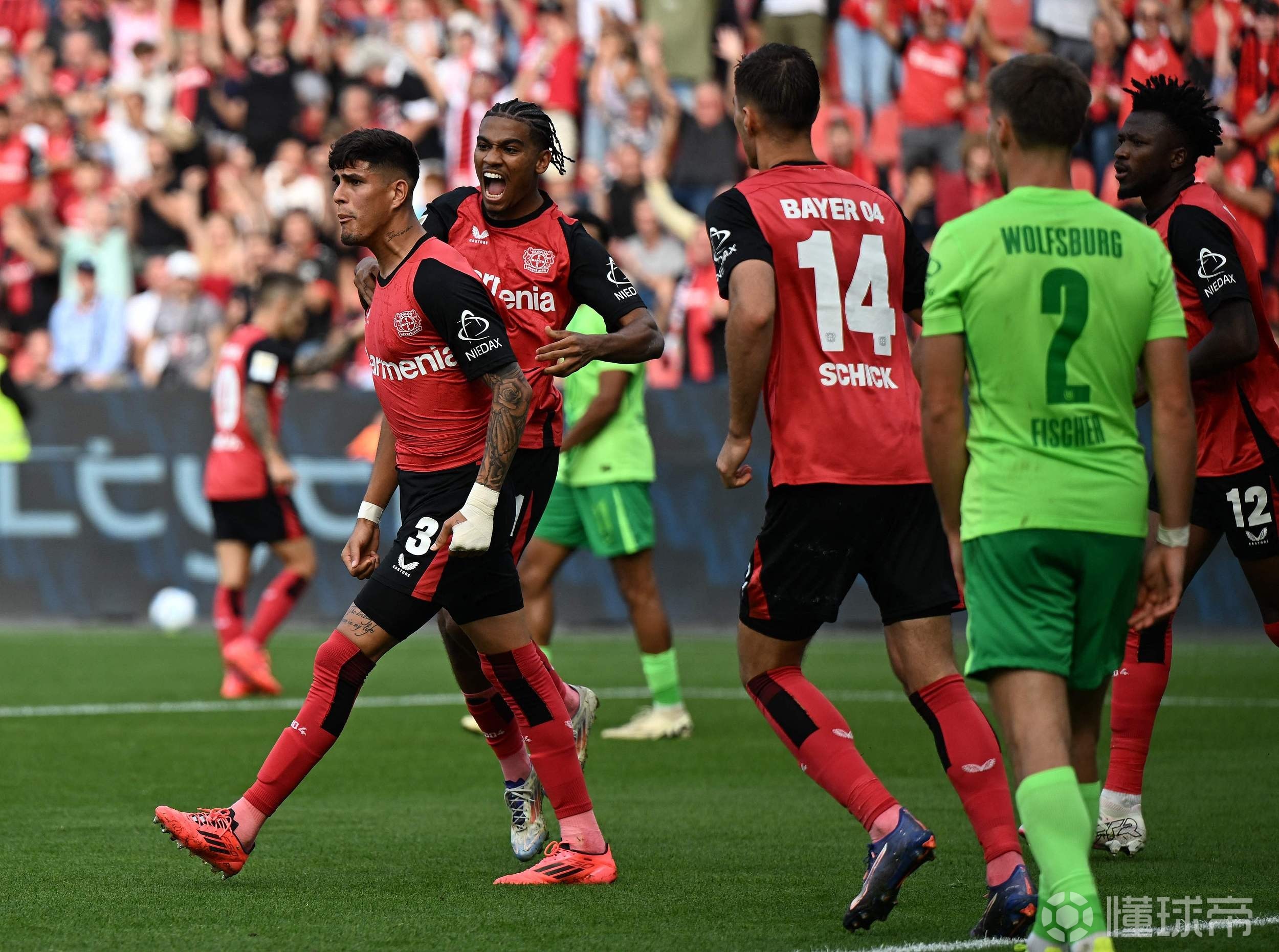 勒沃库森球迷积极支持球队,助力球队战胜对手 勒沃库森球迷积极支持球队,助力球队战胜对手