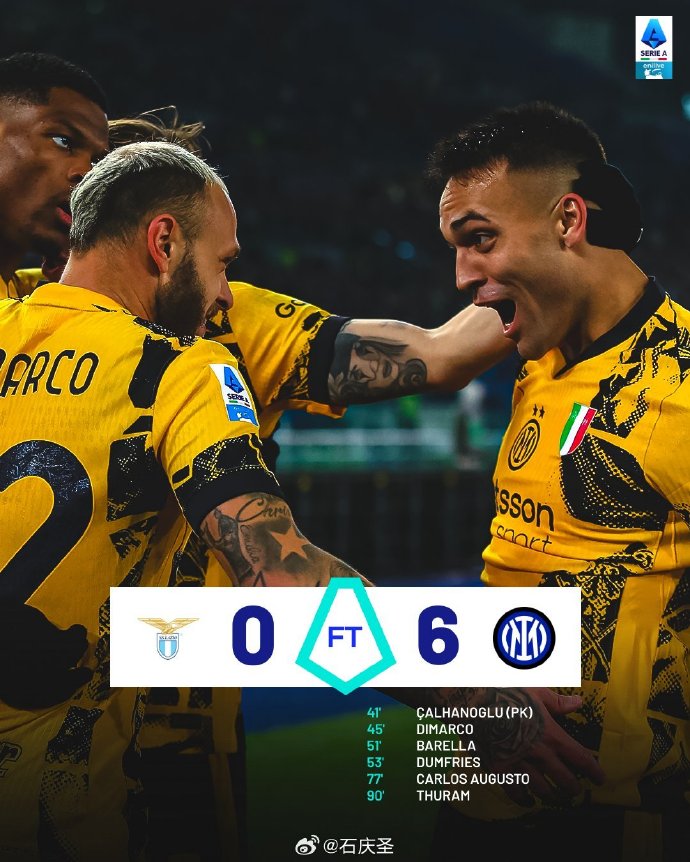 爱体育官方网站-米兰国际球迷手持标语支持球队,场面壮观