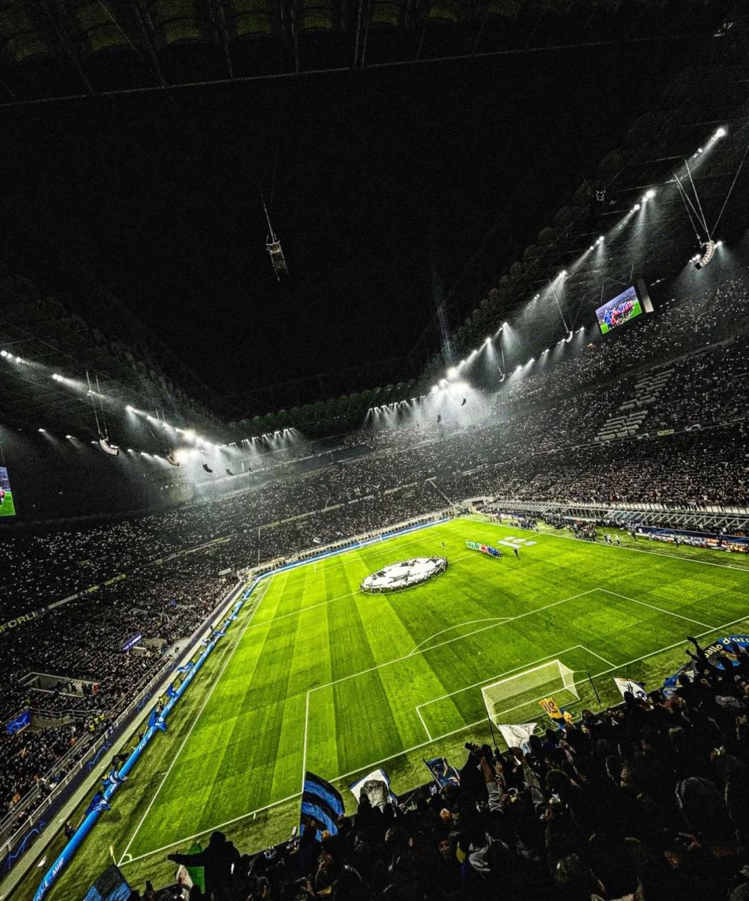 米兰国际球迷手持标语支持球队,场面壮观 米兰国际球迷手持标语支持球队,场面壮观