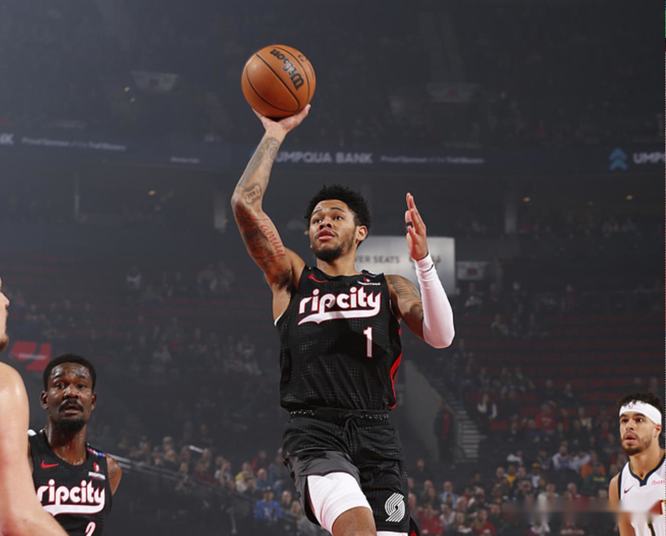 开拓者后卫再次单场砍下30+,超神表现引爆人气 开拓者后卫再次单场砍下30+,超神表现引爆人气