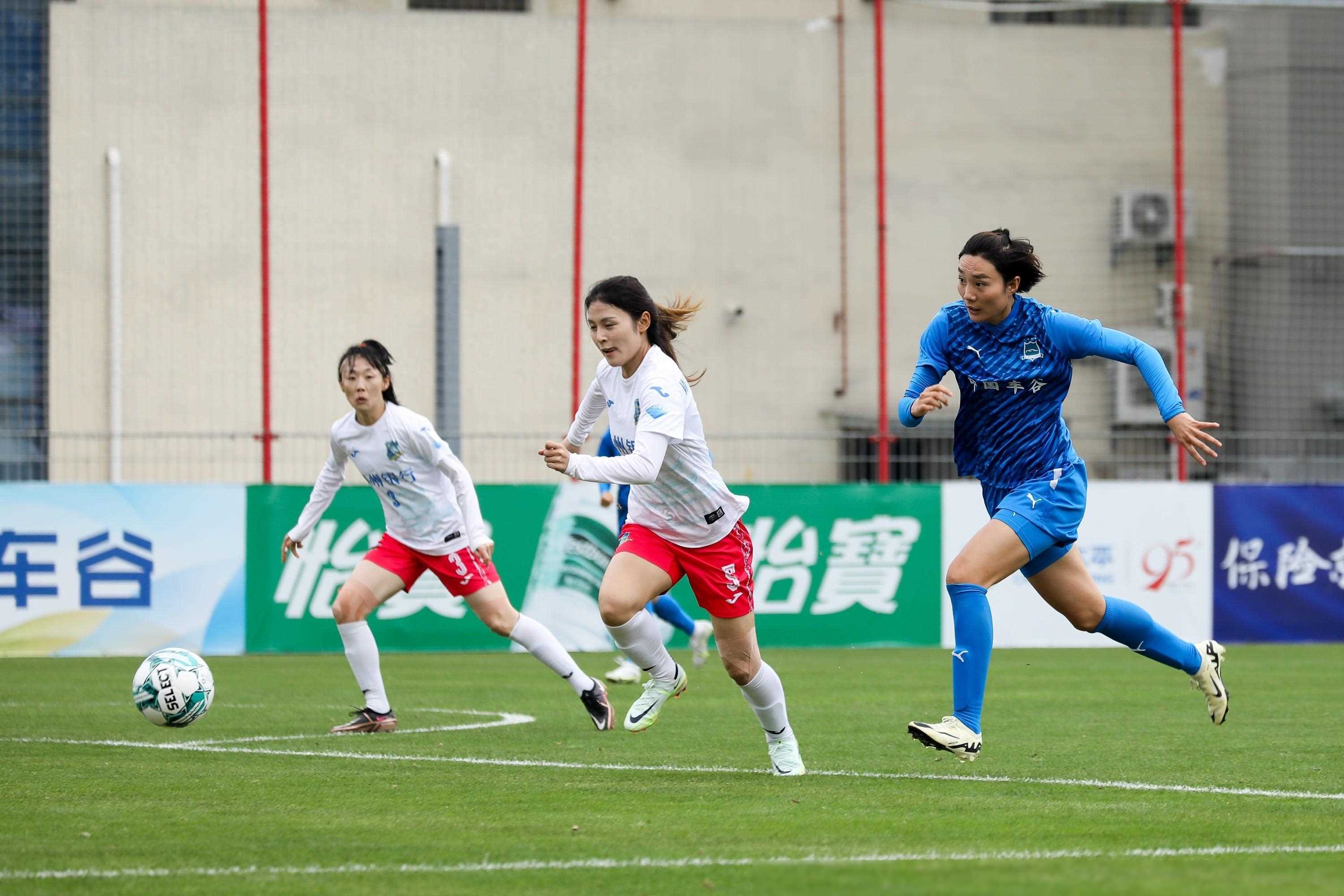 爱体育-中国女足队员团结一致,取得胜利