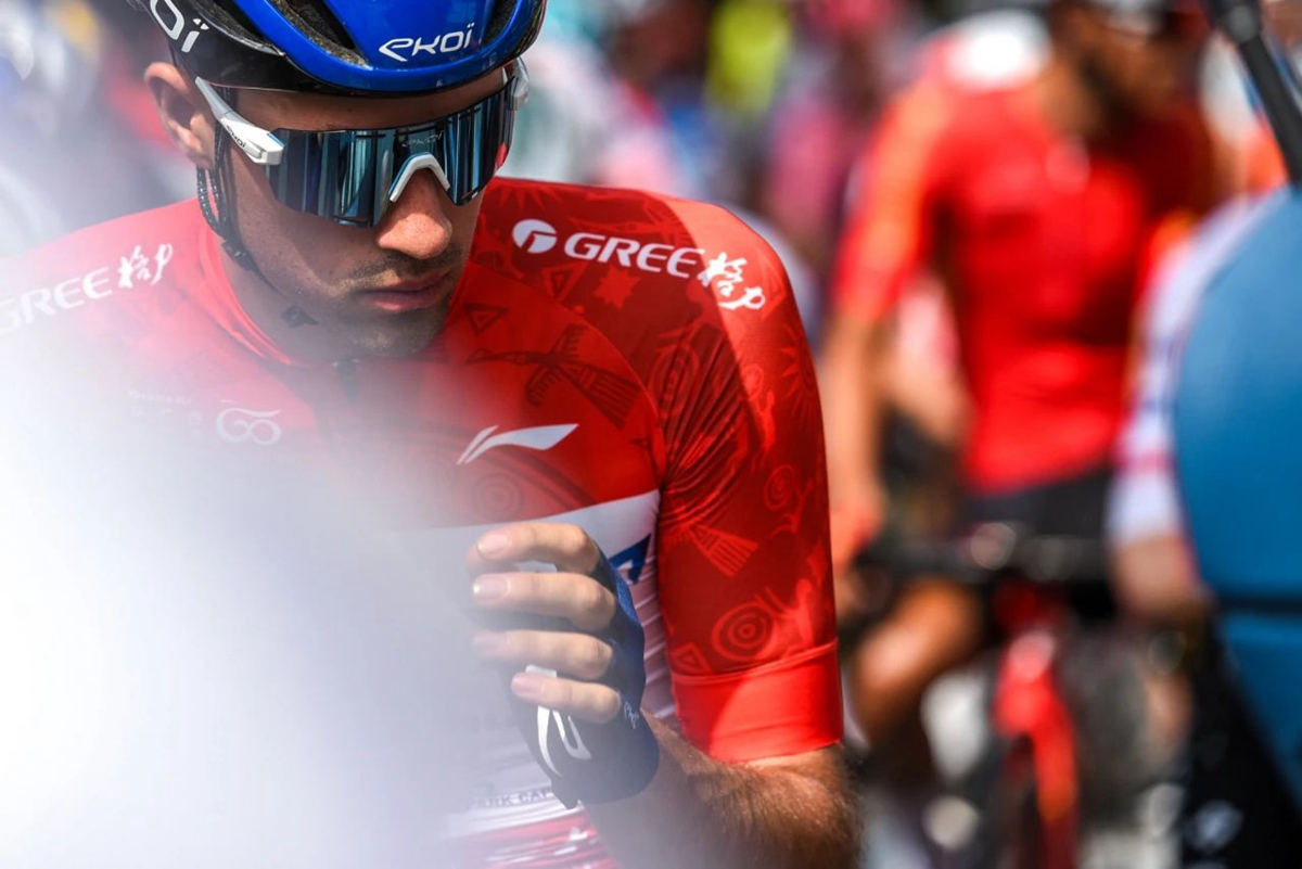 爱体育-力量的对决!运动员全力以赴冲刺终点