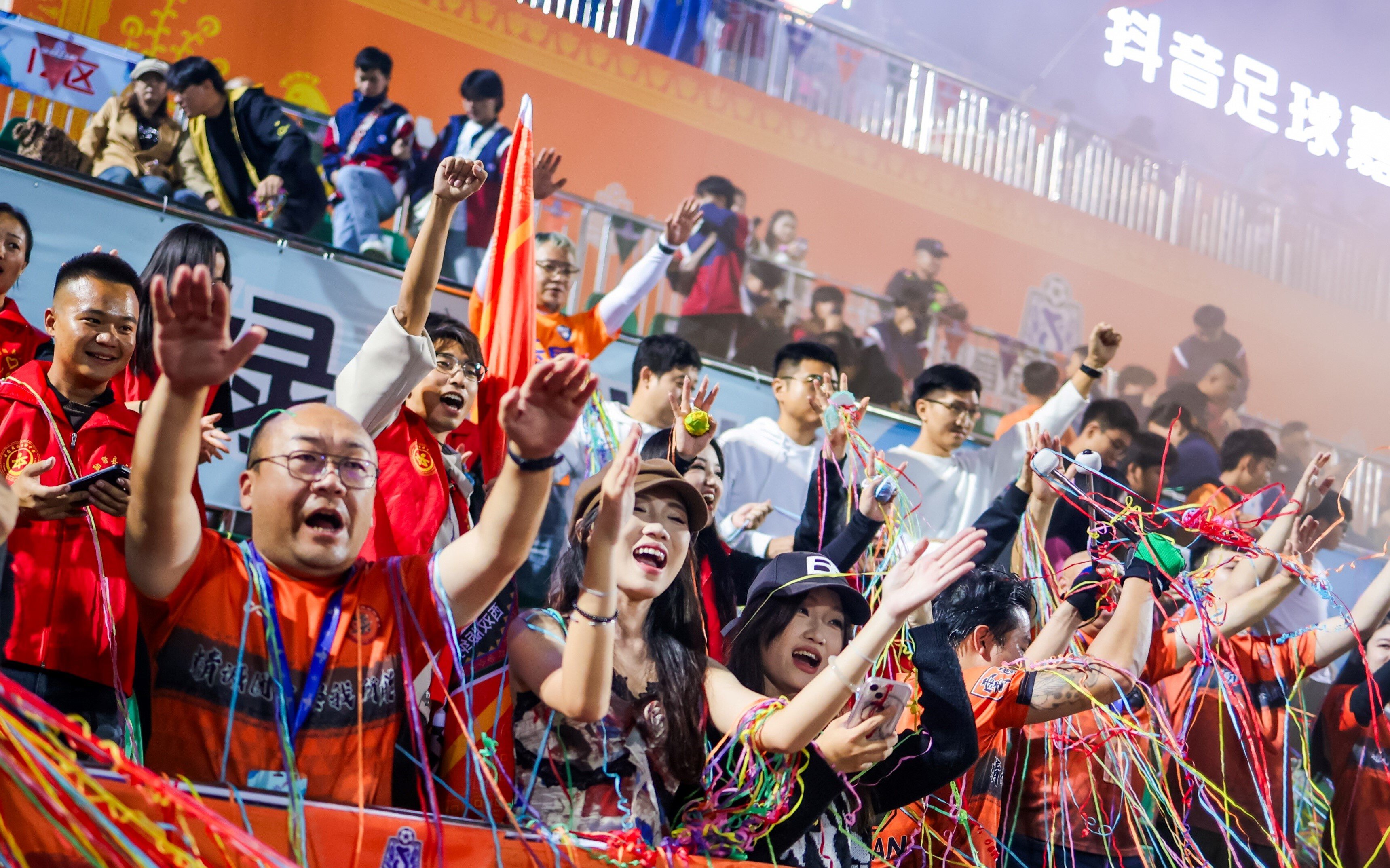 足球运动引发热潮,全球球迷欢聚一堂 足球运动引发热潮,全球球迷欢聚一堂