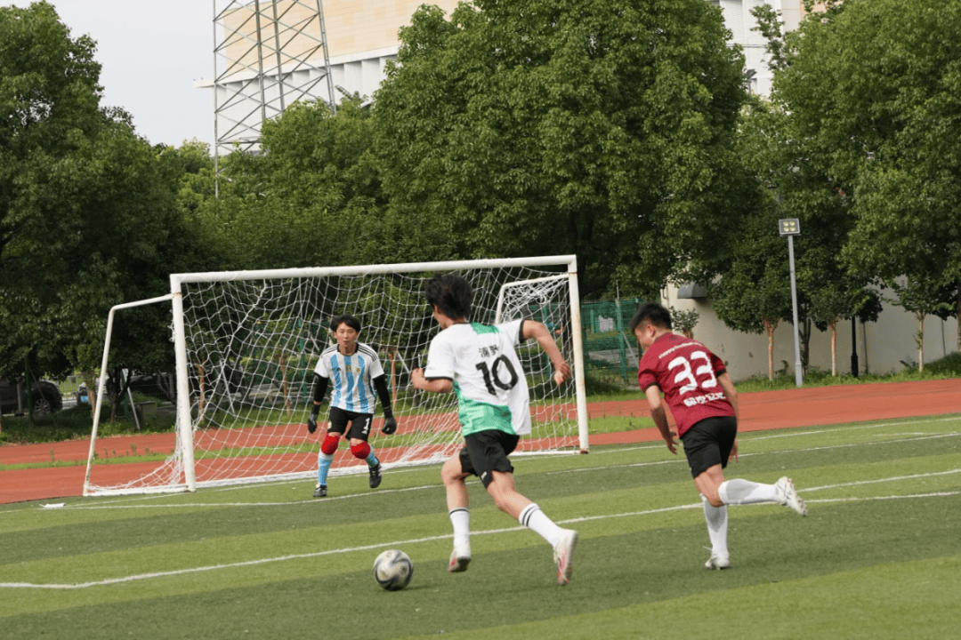 爱体育-绿茵场上球员之间的激烈角逐令人过目不忘