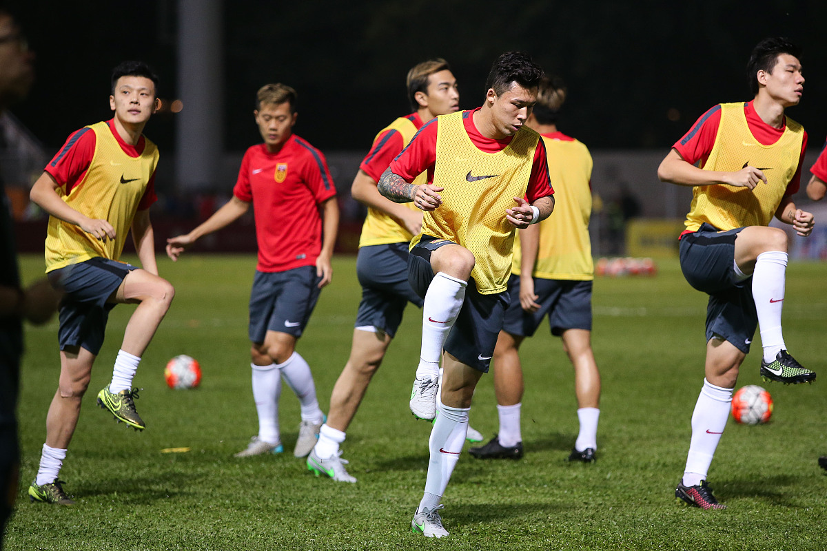 绿茵场上球员之间的激烈角逐令人过目不忘 绿茵场上球员之间的激烈角逐令人过目不忘