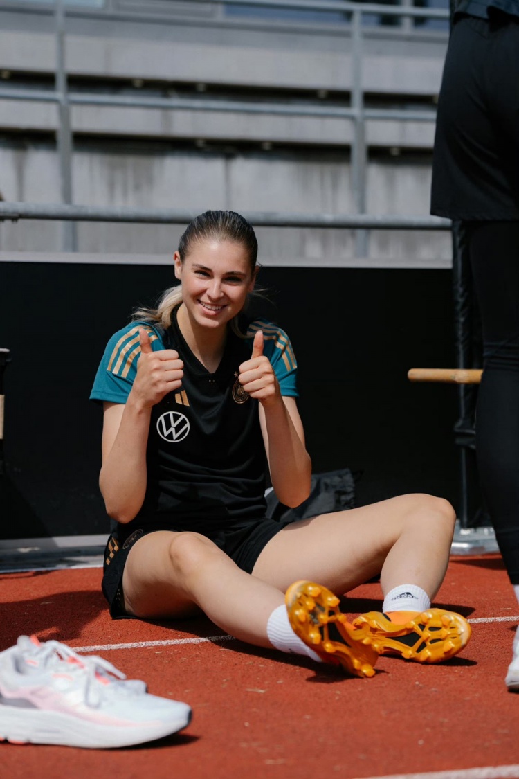 德国女足射手获殊荣,火力全开 德国女足射手获殊荣,火力全开