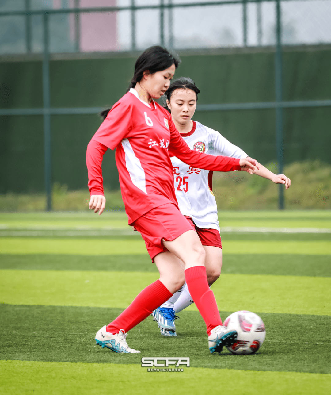 火爆足球赛场女性选手风姿绰约 火爆足球赛场女性选手风姿绰约