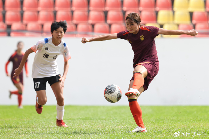 爱体育官方网站-足球场上,女队奋力拼搏