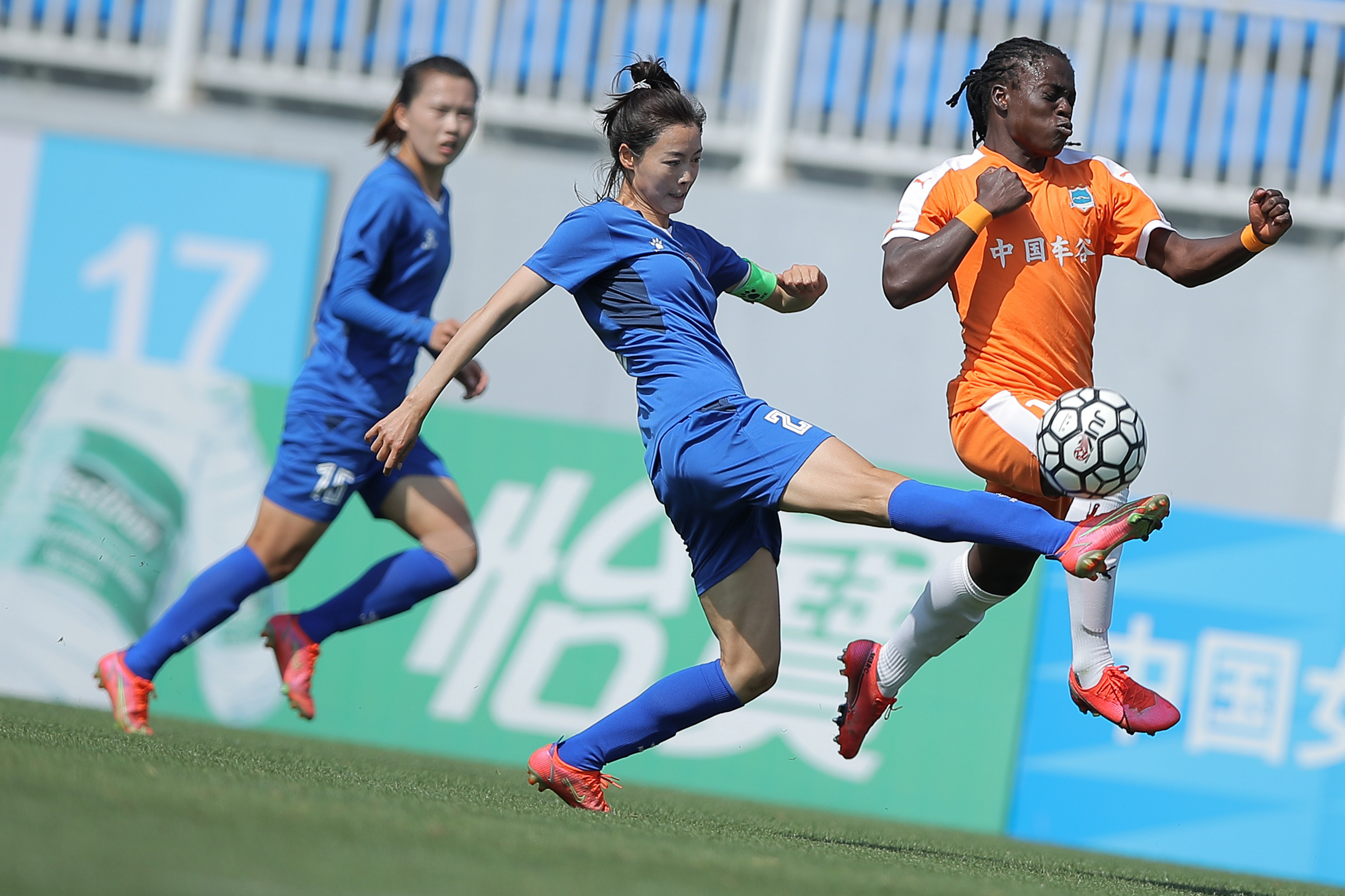 足球场上,女队奋力拼搏 足球场上,女队奋力拼搏