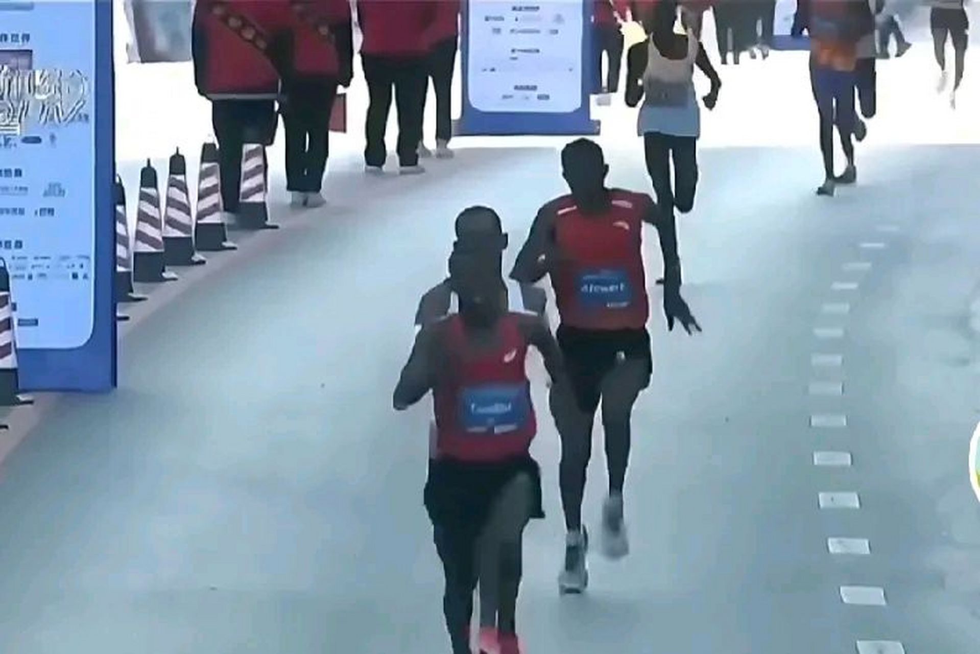 爱体育官网-竞技决胜,选手奋勇直前冲刺终点