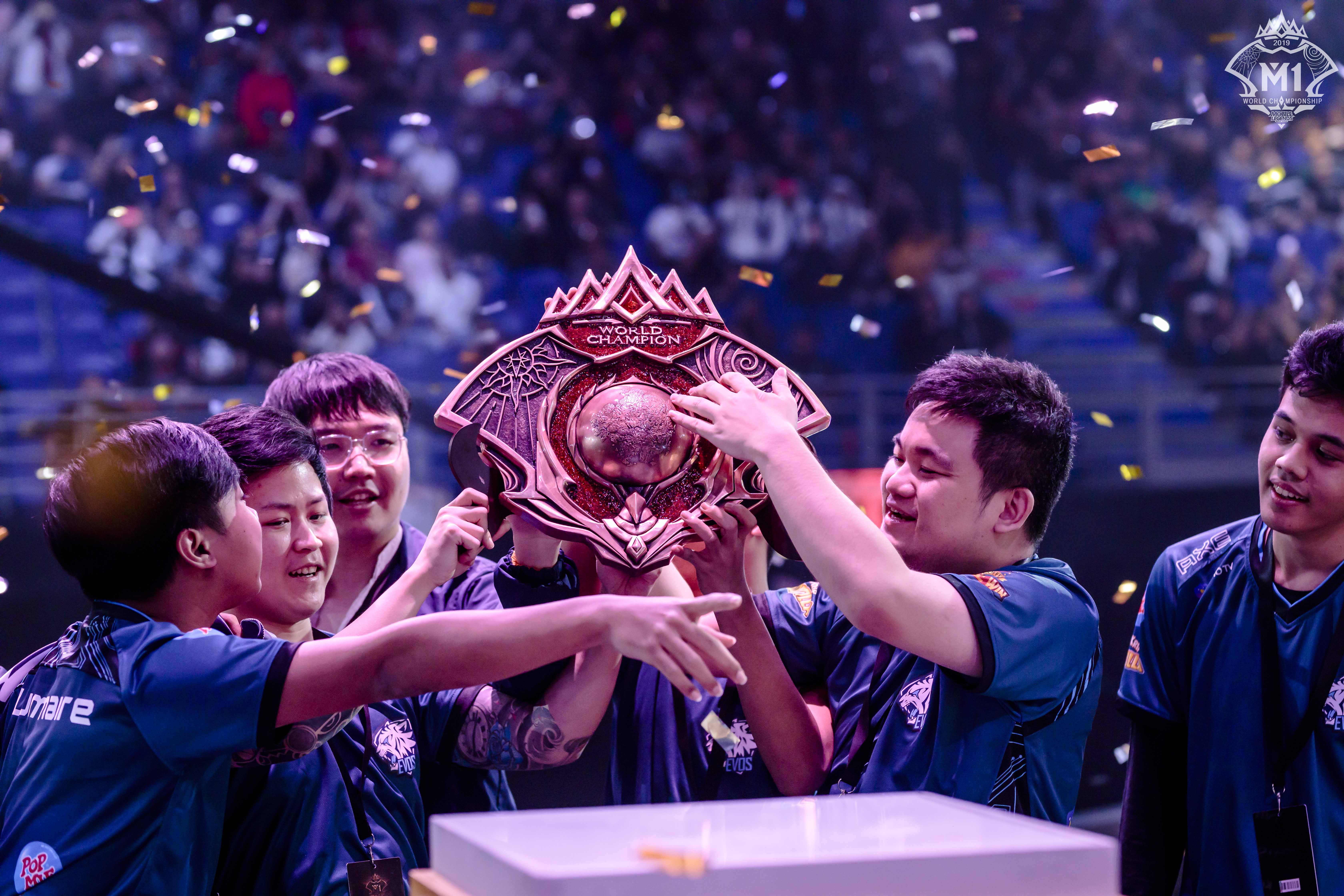 竞技决胜,选手奋勇直前冲刺终点 竞技决胜,选手奋勇直前冲刺终点