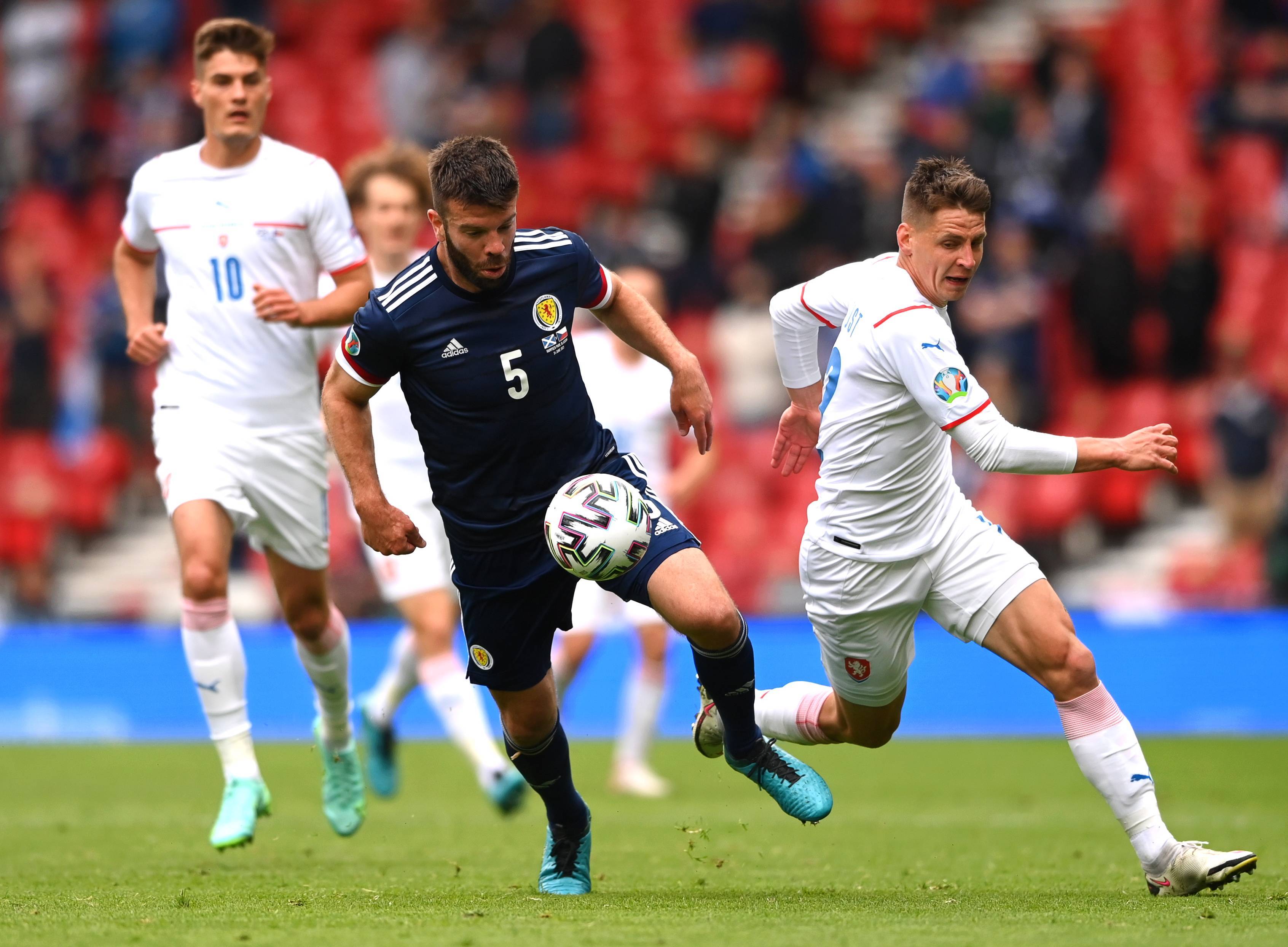 一场接连不断的足球比赛引人入胜 一场接连不断的足球比赛引人入胜