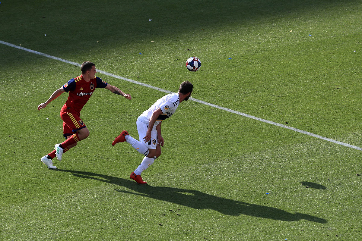 爱体育官网-意甲比赛中球员的强力射门,打破僵局取胜