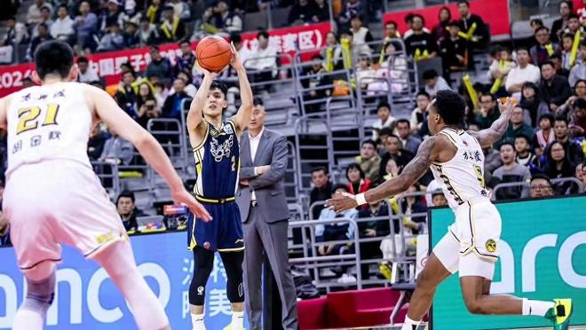 球队前进不止,季后赛连胜逼近总冠军 球队前进不止,季后赛连胜逼近总冠军