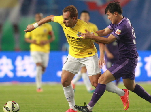 爱体育官方网站-上海申鑫豪取三分，终结客场不胜场面