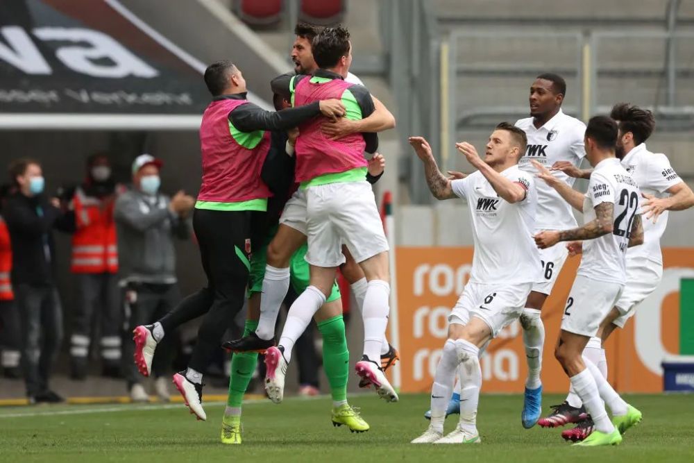 爱体育-不莱梅球员应对挑战,努力为追平比赛加把