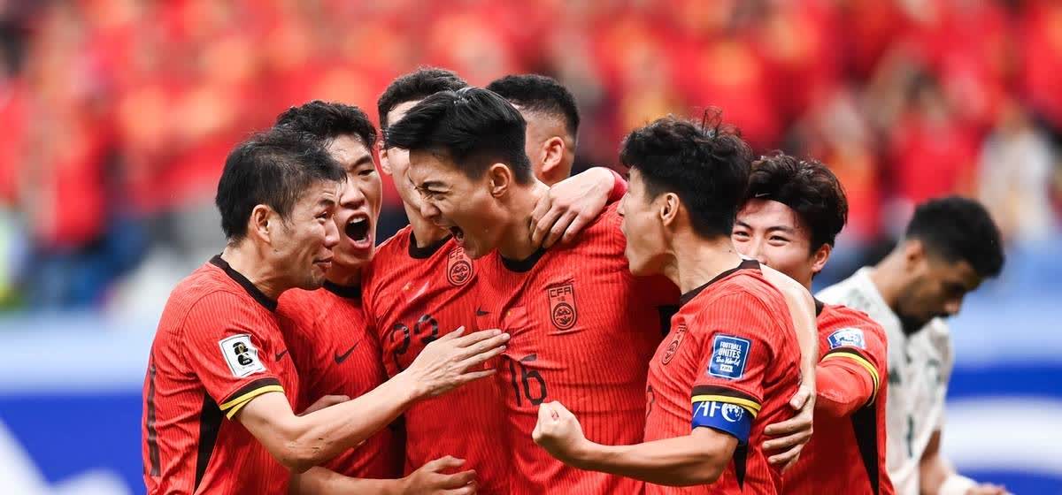 爱体育官方网站-足球联赛战况激烈,球员全力以赴奋勇拼搏