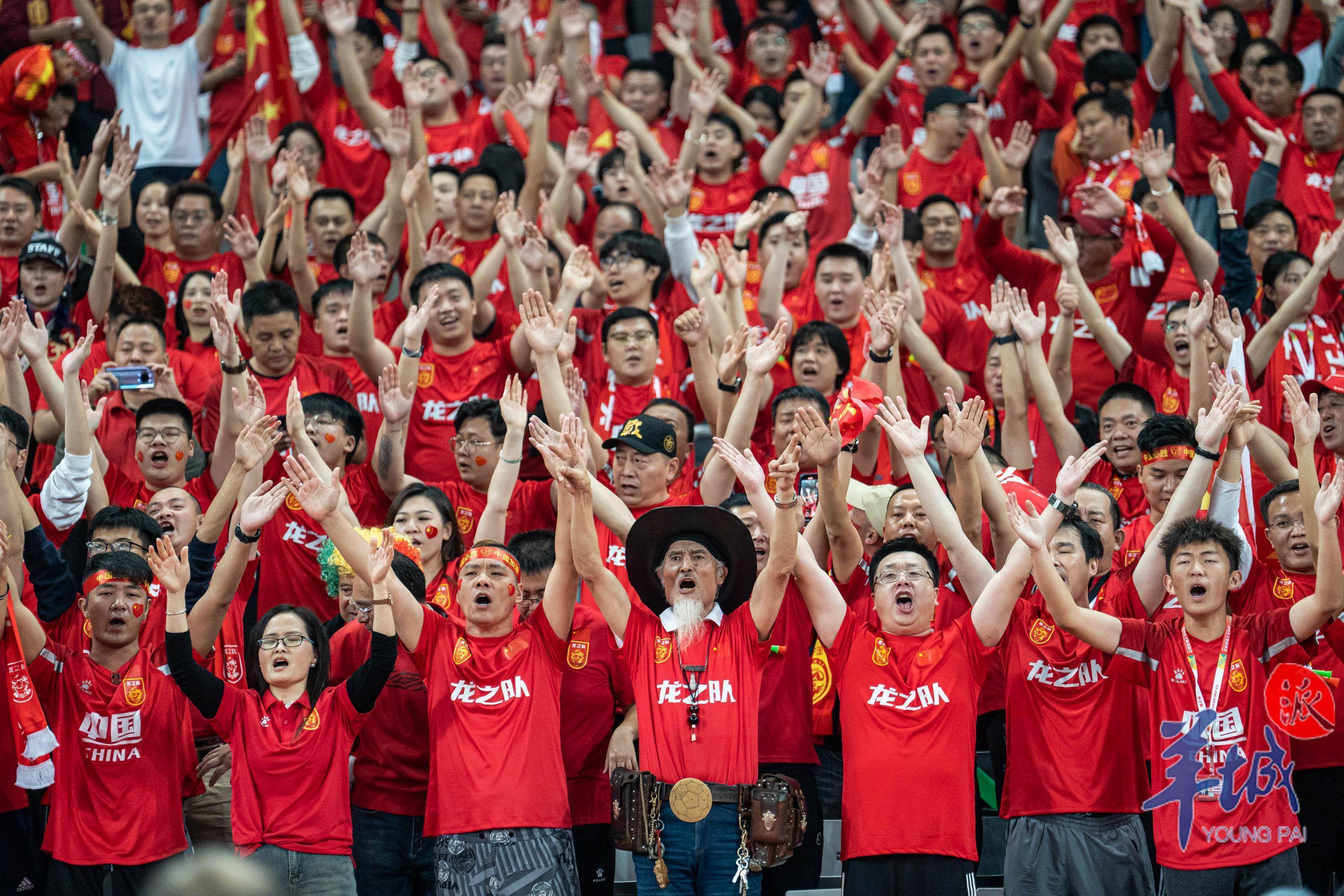 爱体育-体育盛事吸引众多粉丝,气氛热烈