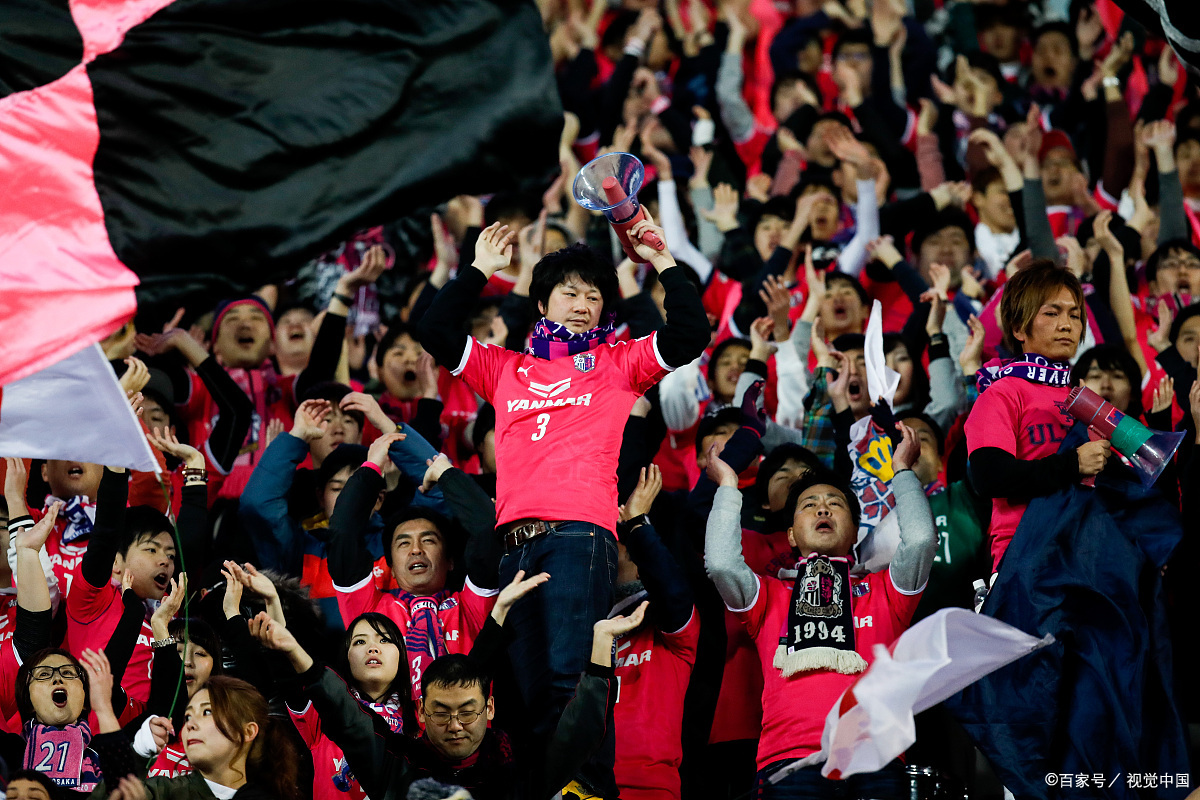 体育盛事吸引众多粉丝,气氛热烈 体育盛事吸引众多粉丝,气氛热烈