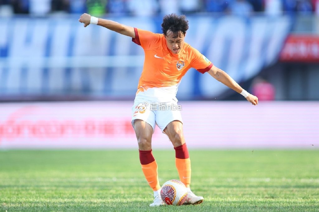 爱体育官方网站-队长突然负伤,球队集体为其祝福