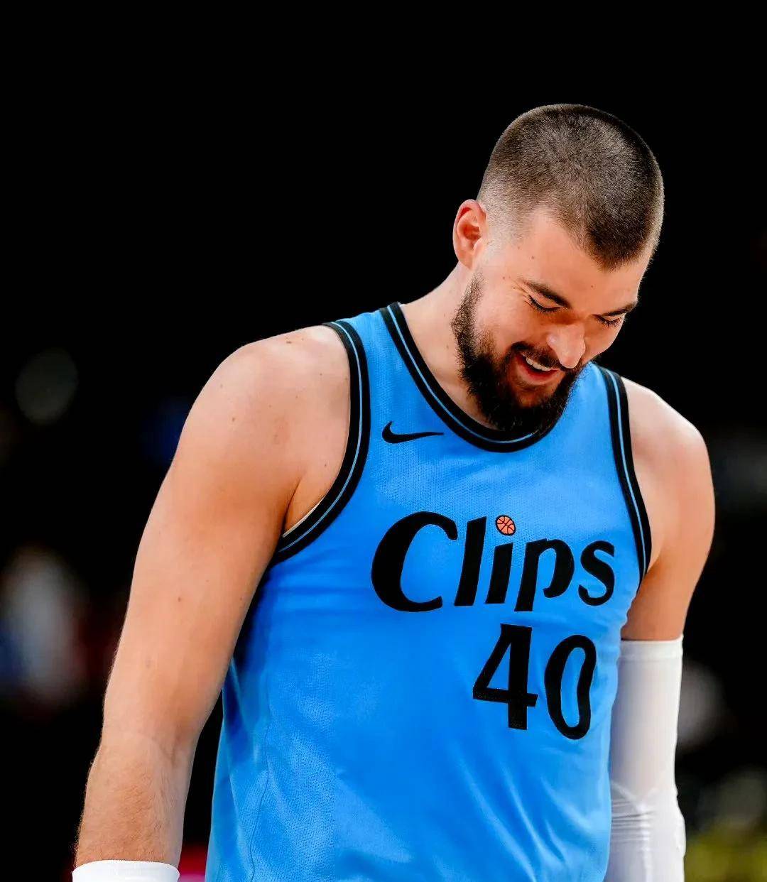 爱体育官方网站-快船击败黄蜂,十连胜锁定总榜榜首