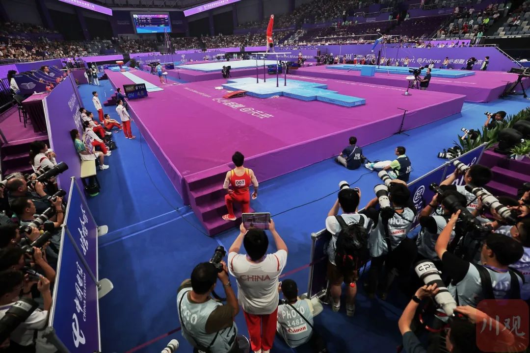 爱体育-体操男子团体在团体赛中力压对手夺冠