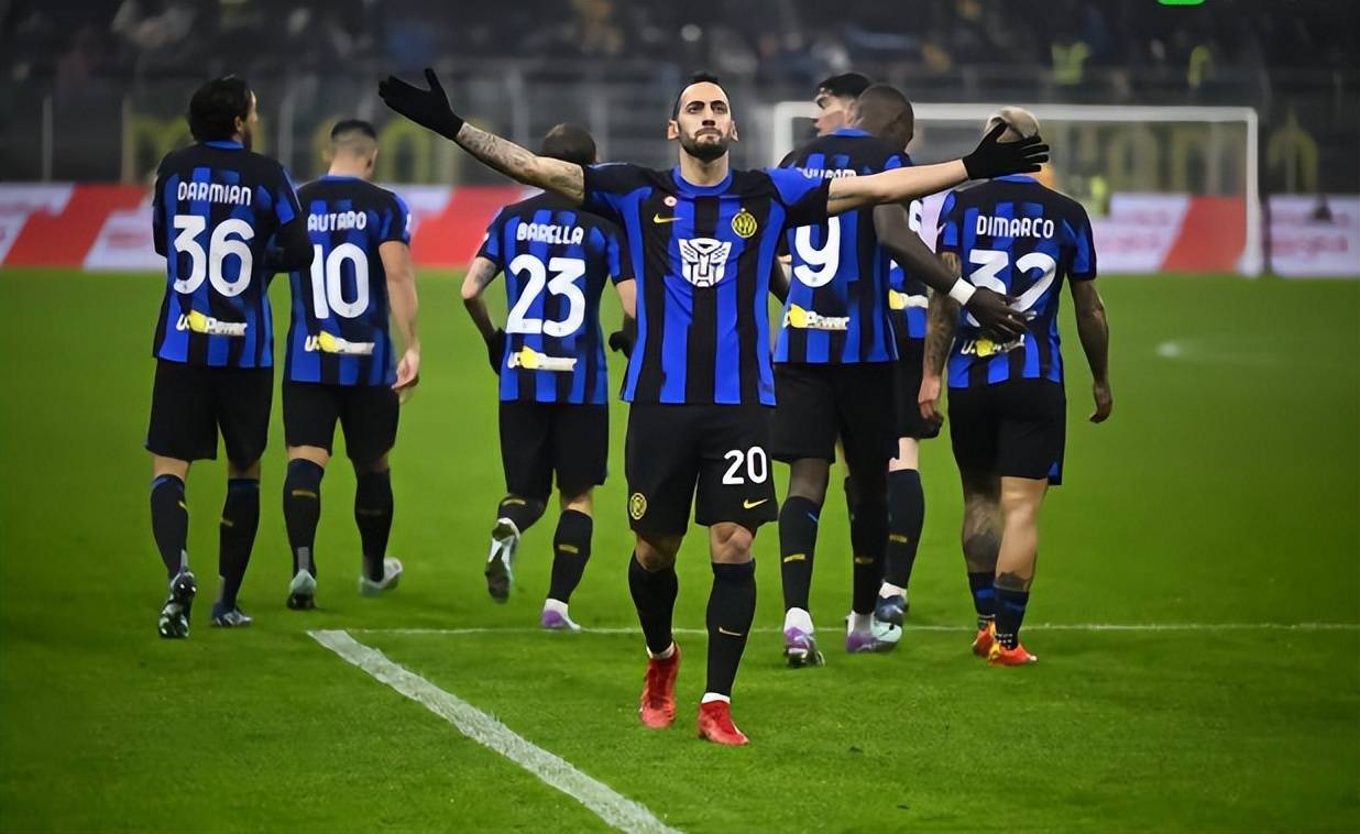 热那亚门将成名,抵挡各路射门 热那亚门将成名,抵挡各路射门