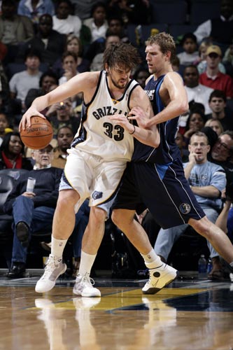 小牛客场大胜灰熊,西卡门奇表现出色 小牛客场大胜灰熊,西卡门奇表现出色