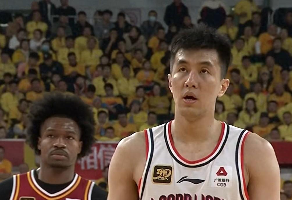 爱体育官方网站-比分胶着到最后一刻,球队逆转获胜