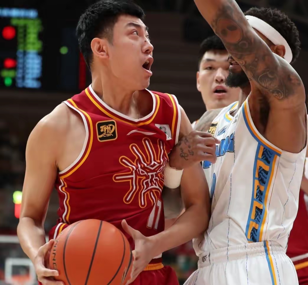 比分胶着到最后一刻,球队逆转获胜 比分胶着到最后一刻,球队逆转获胜