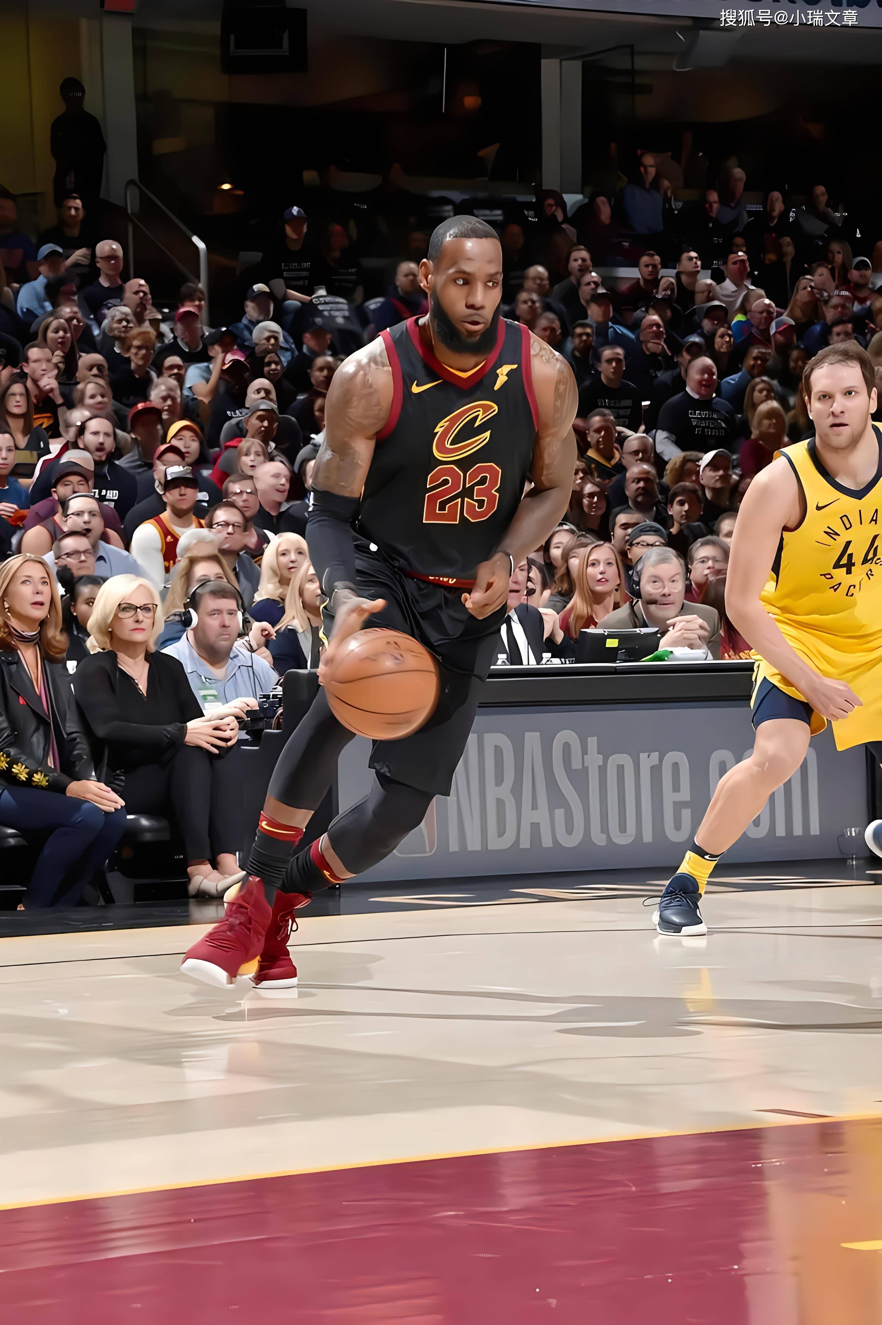 角逐强强,球队在场上进行激烈对抗 角逐强强,球队在场上进行激烈对抗