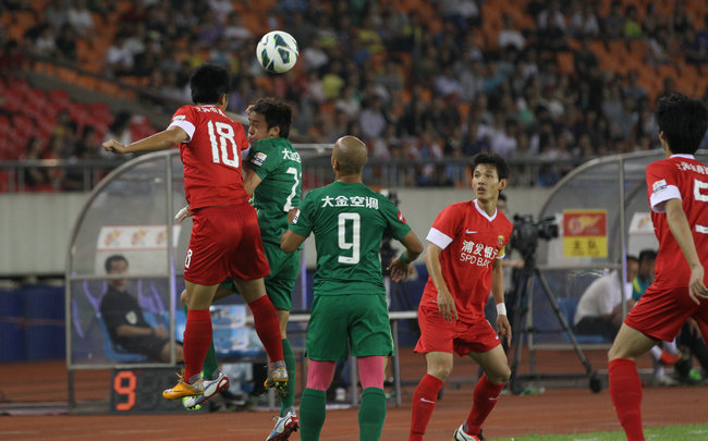 爱体育-上港客场大胜绿城，继续领跑积分榜