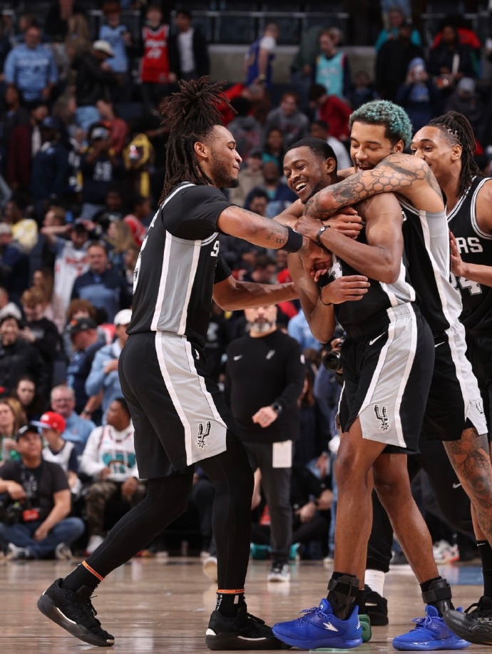 爱体育官方网站-步行者连胜延续,灰熊逆转马刺