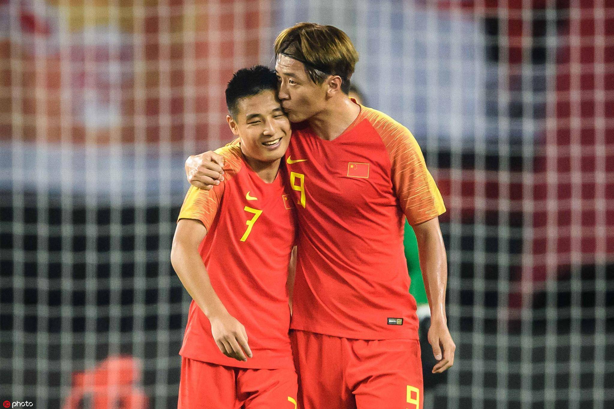 黄金中锋再破门,全队庆祝连胜 黄金中锋再破门,全队庆祝连胜