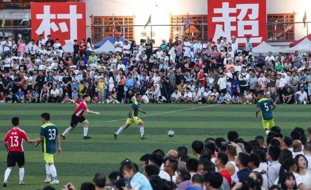 精彩瞬间引爆现场气氛球迷热情高涨 精彩瞬间引爆现场气氛球迷热情高涨