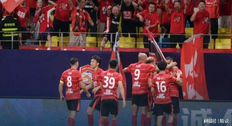 爱体育官网-黄石森林客场逆袭，全面领跑联赛积分榜